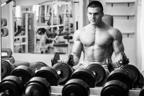 Hombre haciendo ejercicio con pesas —  Fotos de Stock