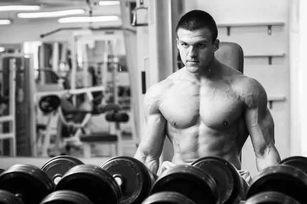 Hombre haciendo ejercicio con pesas —  Fotos de Stock