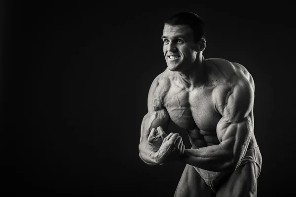 Άνθρωπος δείχνει τους μυς — Φωτογραφία Αρχείου