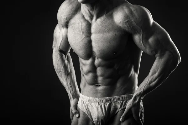 Homem mostra músculos — Fotografia de Stock