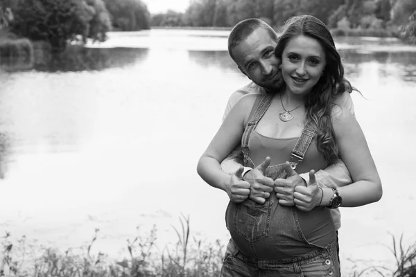 남편 과 함께 임신 한 여자 — 스톡 사진