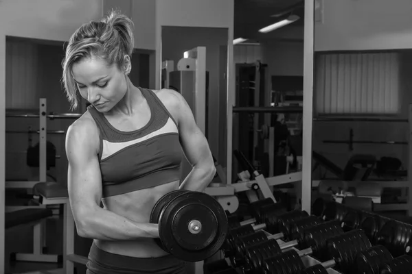 Entraînement de femme au gymnase — Photo