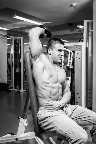 Hombre musculoso haciendo ejercicio con pesas — Foto de Stock