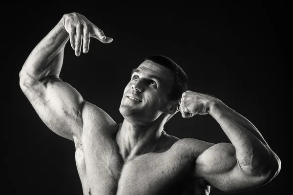 Uomo mostra muscoli — Foto Stock