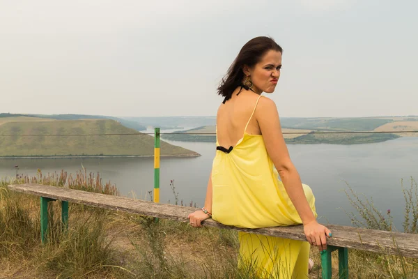 Menina bonita desfrutando de paisagem . — Fotografia de Stock