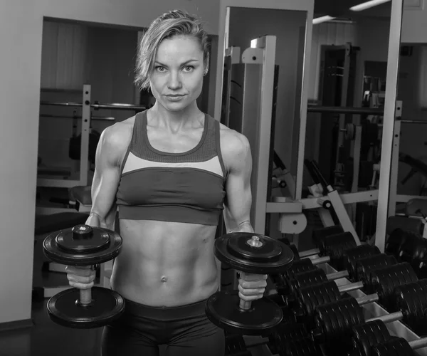 Entrenamiento de mujer en el gimnasio — Foto de Stock