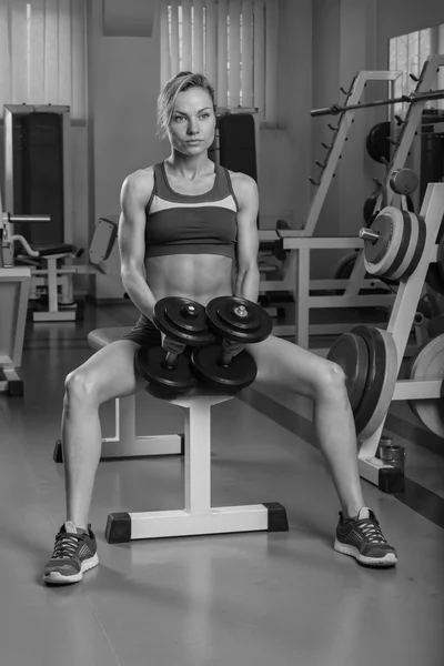 Femeie de formare în sala de gimnastică — Fotografie, imagine de stoc