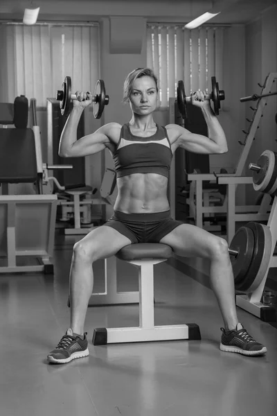 Entrenamiento de mujer en el gimnasio — Foto de Stock