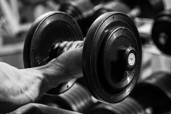 Man uitoefenen met dumbbell — Stockfoto