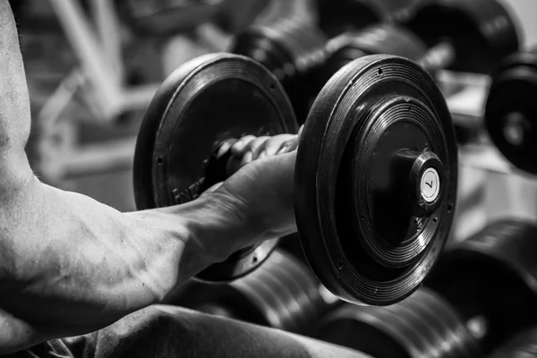 Hombre haciendo ejercicio con mancuerna —  Fotos de Stock