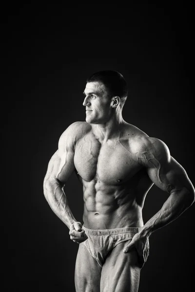 男人显示肌肉 — 图库照片