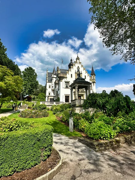 Gotik tarzı şapel ve güller parçalı bulutlu bir gökyüzünün altında çiçek açıyor..