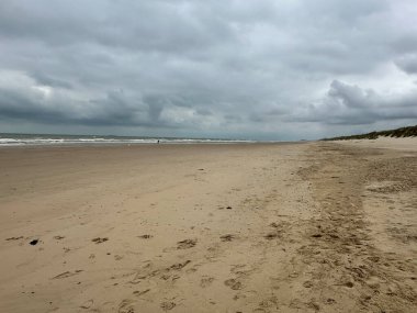 Bulutlu gökyüzü altında boş plaj