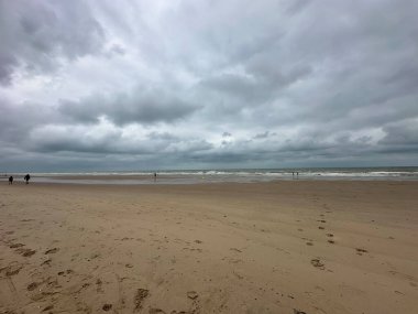 Bulutlu gökyüzü altında boş plaj