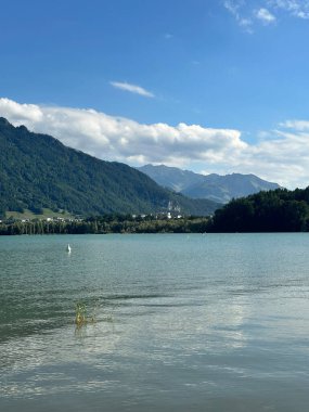 Dağlı sakin göl ve arka planda bulutlar