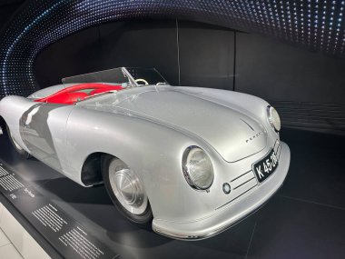 Stuttgart, Almanya Porsche Müzesi. Sergide, efsanevi motor sporları mirası ve zamansız tasarımı vurgulanıyor.