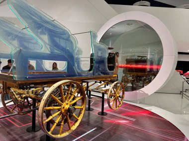 Stuttgart, Almanya Porsche Müzesi. Sergide, efsanevi motor sporları mirası ve zamansız tasarımı vurgulanıyor.