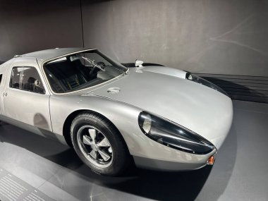 Stuttgart, Almanya Porsche Müzesi. Sergide, efsanevi motor sporları mirası ve zamansız tasarımı vurgulanıyor.