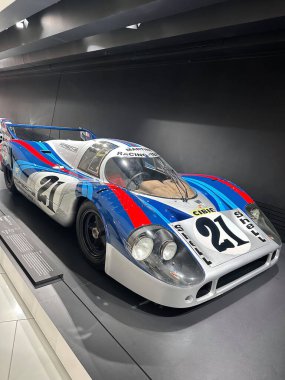 Stuttgart, Almanya Porsche Müzesi. Sergide, efsanevi motor sporları mirası ve zamansız tasarımı vurgulanıyor.