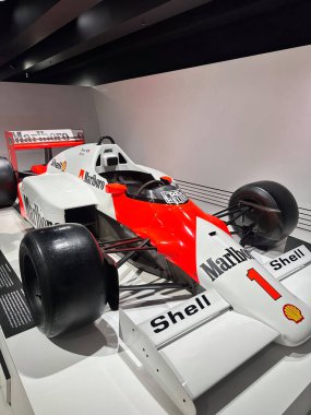 Stuttgart, Almanya Porsche Müzesi. Sergide, efsanevi motor sporları mirası ve zamansız tasarımı vurgulanıyor.