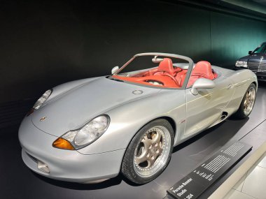 Stuttgart, Almanya Porsche Müzesi. Sergide, efsanevi motor sporları mirası ve zamansız tasarımı vurgulanıyor.