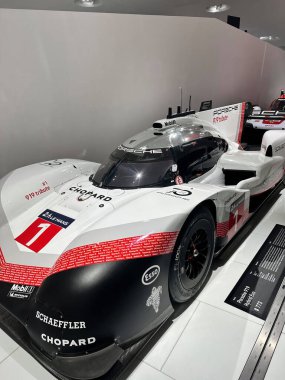 Stuttgart, Almanya Porsche Müzesi. Sergide, efsanevi motor sporları mirası ve zamansız tasarımı vurgulanıyor.
