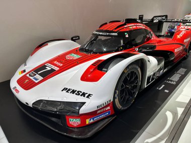 Stuttgart, Almanya Porsche Müzesi. Sergide, efsanevi motor sporları mirası ve zamansız tasarımı vurgulanıyor.