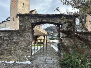Spiez, İsviçre 'deki Thun Gölü' nün kış manzarası. Karla kaplı dağlar ve bulutlu bir gökyüzünün altında sakin bir su..