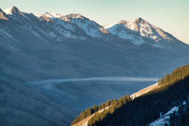 Vadi ve sabah sisiyle dağlık dağlarda.