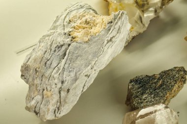 Çeşitli kristal formlar, dokular ve doğal jeolojik desenler sergilenen mineral ve kristal örneklerinden oluşan küratörlü bir koleksiyon..