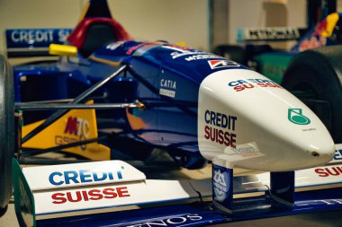 Langenthal, İsviçre, Formula 1 Müzesi 7 Şubat 2026 Sauber Formula 1 yarış arabası kapalı alanda sergilenmekte, İsviçre motor sporları mühendisliği ve sponsorluk mirasını vurguluyor..