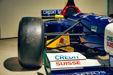 Langenthal, İsviçre, Formula 1 Müzesi 7 Şubat 2026 Sauber Formula 1 yarış arabası kapalı alanda sergilenmekte, İsviçre motor sporları mühendisliği ve sponsorluk mirasını vurguluyor..