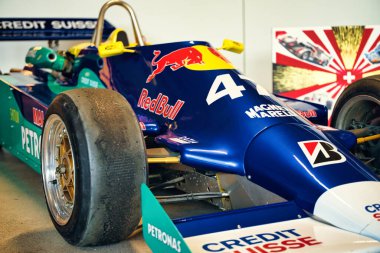 Langenthal, İsviçre, Formula 1 Müzesi 7 Şubat 2026 Sauber Formula 1 yarış arabası kapalı alanda sergilenmekte, İsviçre motor sporları mühendisliği ve sponsorluk mirasını vurguluyor..