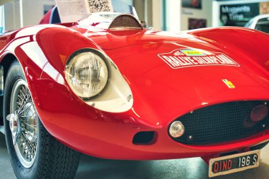 Langenthal, İsviçre, Formula 1 Müzesi 7 Şubat 2026 Klasik kırmızı spor yarış arabası kapalı alanda sergileniyor, klasik motor sporu tasarımı ve otomotiv mirası vurgulanıyor.