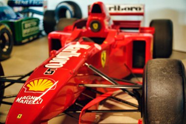 Langenthal, İsviçre, Formula 1 Müzesi 7 Şubat 2026 Kırmızı Ferrari Formula 1 yarış arabası kapalı alanda sergilenmekte, motor sporları mühendisliği ve yarış mirasını ön plana çıkarmaktadır..