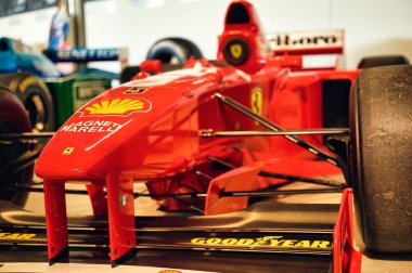 Langenthal, İsviçre, Formula 1 Müzesi 7 Şubat 2026 Kırmızı Ferrari Formula 1 yarış arabası kapalı alanda sergilenmekte, motor sporları mühendisliği ve yarış mirasını ön plana çıkarmaktadır..
