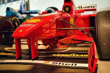 Langenthal, İsviçre, Formula 1 Müzesi 7 Şubat 2026 Kırmızı Ferrari Formula 1 yarış arabası kapalı alanda sergilenmekte, motor sporları mühendisliği ve yarış mirasını ön plana çıkarmaktadır..
