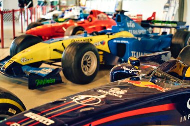 Langenthal, İsviçre, Formula 1 Müzesi 7 Şubat 2026 Tarihi Formula 1 yarış arabaları kapalı alanda sergilendi, ikonik takım kıyafetleri ve motor sporları evrimi sergilendi.