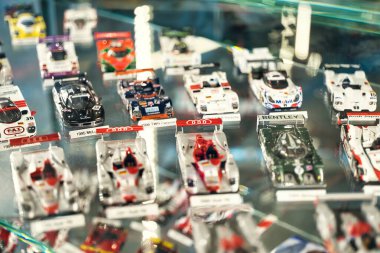 Langenthal, İsviçre, Formula 1 Müzesi 7 Şubat 2026 Cam vitrinde sergilenen minyatür yarış arabaları koleksiyonu, motor sporları tarihini ve koleksiyon otomotiv modellerini gösteriyor.