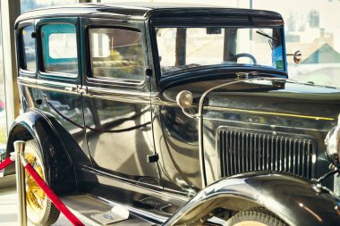 Langenthal, İsviçre, Formula 1 Müzesi 7 Şubat 2026 Klasik Ford vintage sedan kapalı alanda sergilendi, erken dönem otomotiv işçiliği ve savaş öncesi tasarım mirası vurgulandı.