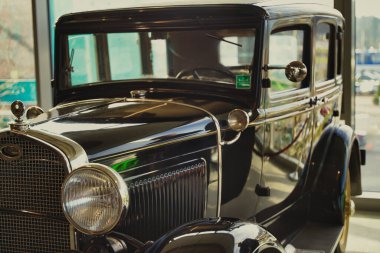 Langenthal, İsviçre, Formula 1 Müzesi 7 Şubat 2026 Klasik Ford vintage sedan kapalı alanda sergilendi, erken dönem otomotiv işçiliği ve savaş öncesi tasarım mirası vurgulandı.