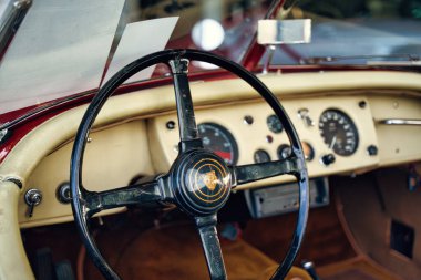 Langenthal, İsviçre 7 Şubat 2026 Klasik direksiyonlu Vintage Jaguar iç mimarisi ve kapalı alanda gösterilen analog gösterge paneli, zamansız otomotiv işçiliği.