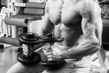 Gücü eğitim profesyonel sporcu spor salonunda