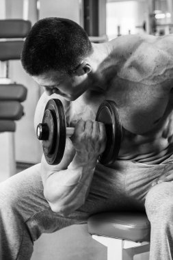 Gücü eğitim profesyonel sporcu spor salonunda