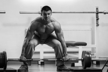 Gücü eğitim profesyonel sporcu spor salonunda