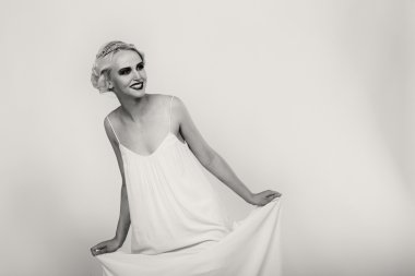 Karanlık bir arka plan üzerinde vintage elbiseli güzel sarışın