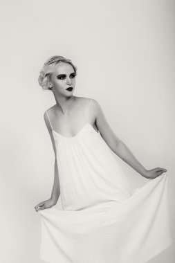 Karanlık bir arka plan üzerinde vintage elbiseli güzel sarışın