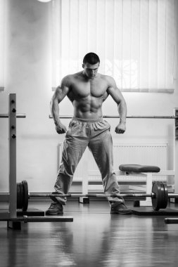 Gücü eğitim profesyonel sporcu spor salonunda