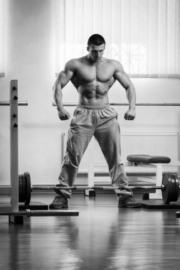 Gücü eğitim profesyonel sporcu spor salonunda