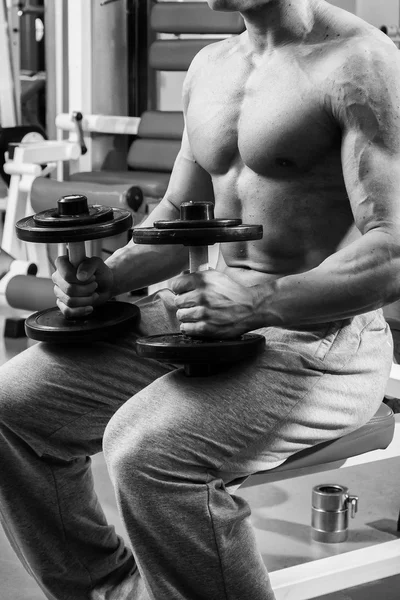 Entraînement de force athlète professionnel dans la salle de gym — Photo